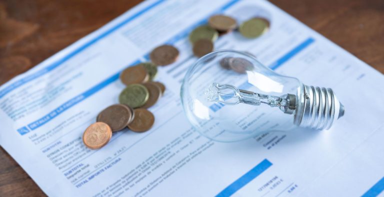 Ce facturi vom plăti la energie de la 1 aprilie. Specialiștii vin cu sfaturi pentru a face economii mari