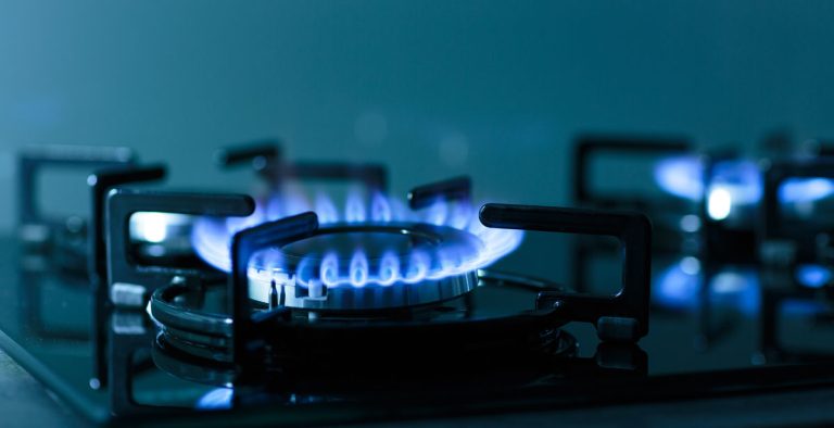 Sondaj: 43% dintre români se încălzesc cu soba cu lemn, cărbune sau gaz natural