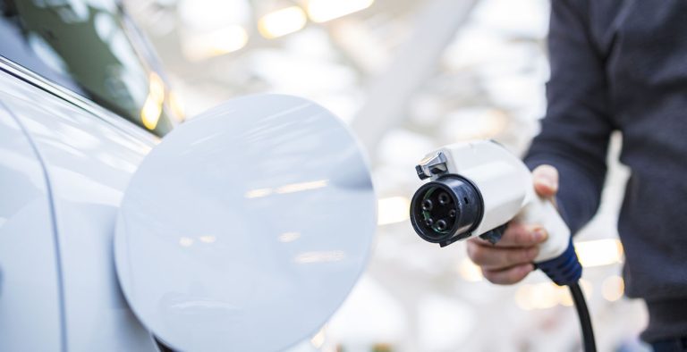 Romania Eficienta: Noi obligatii privind incarcarea vehiculelor electrice si automatizarea temperaturii in cladiri