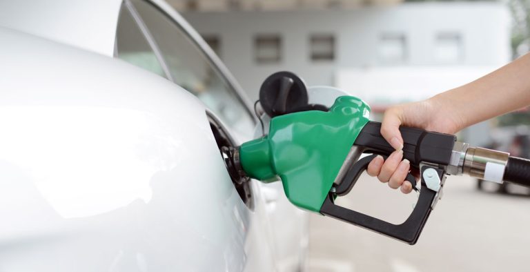 Prețurile la benzină și motorină cresc de la o zi la alta. Câți litri alimentezi acum cu 100 de lei