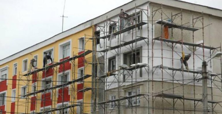 Renovarea clădirilor pentru a limita pierderile de energie poate crește de până la cinci ori forța de muncă angajată în construcții în România. Cifre și prognoze
